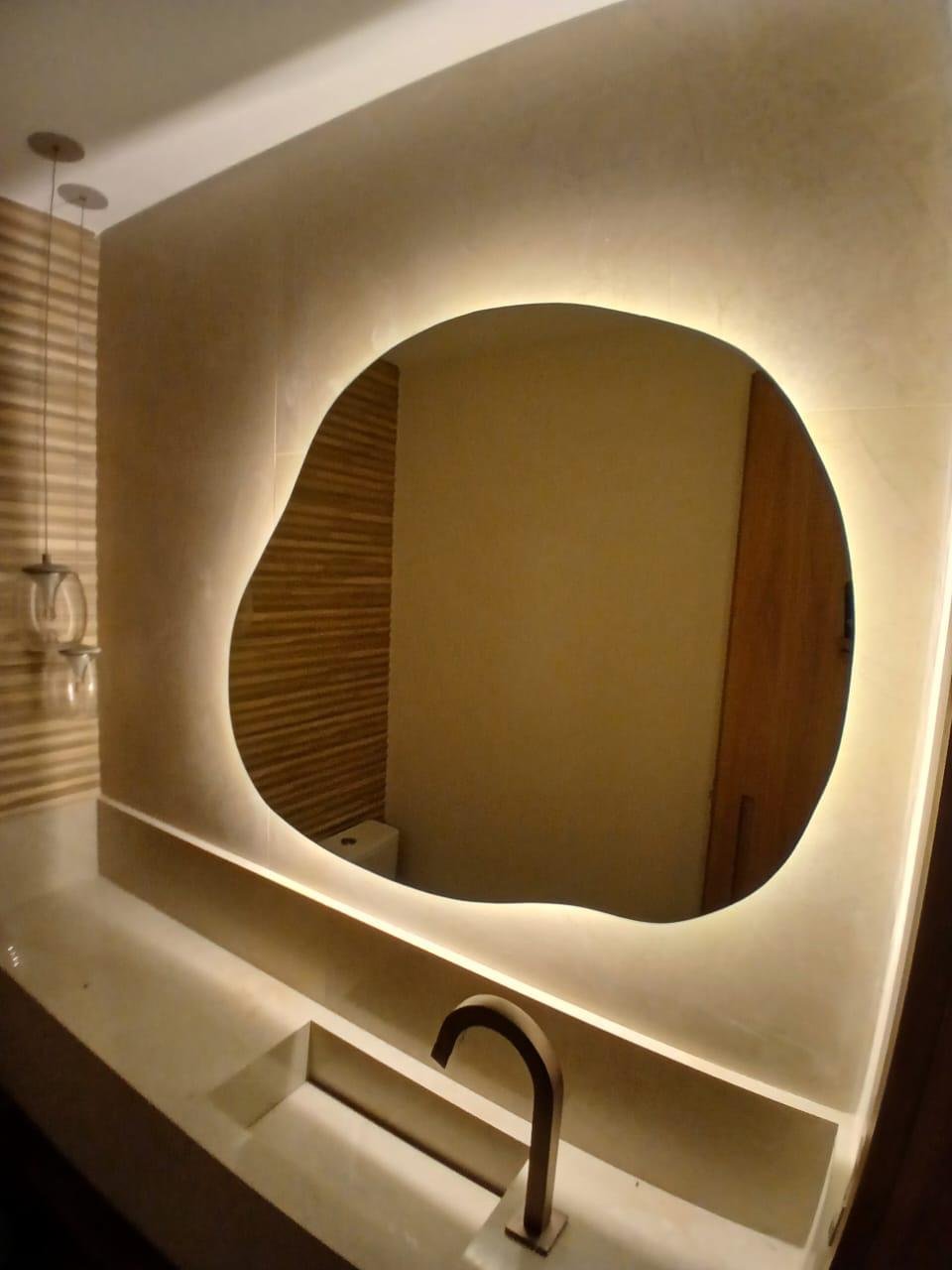 Banheiro com vanity e espelho LED