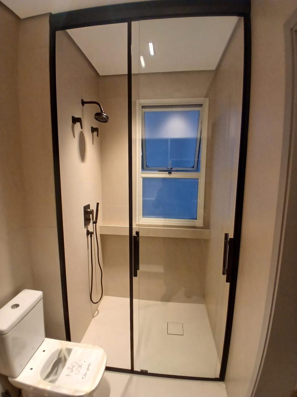 Box de vidro com perfis escuros