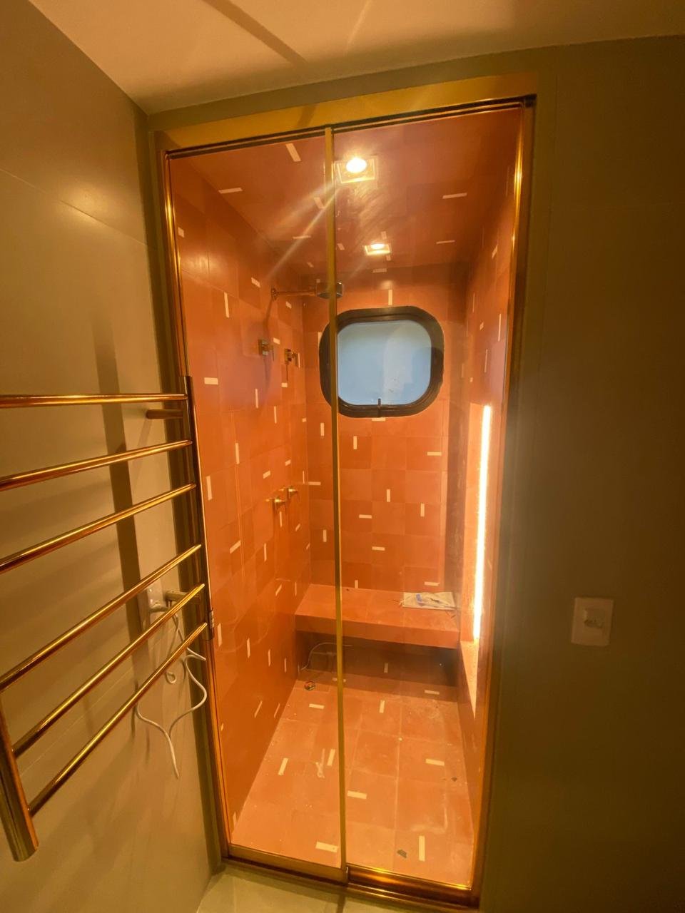 Box de vidro com acabamento rosa gold