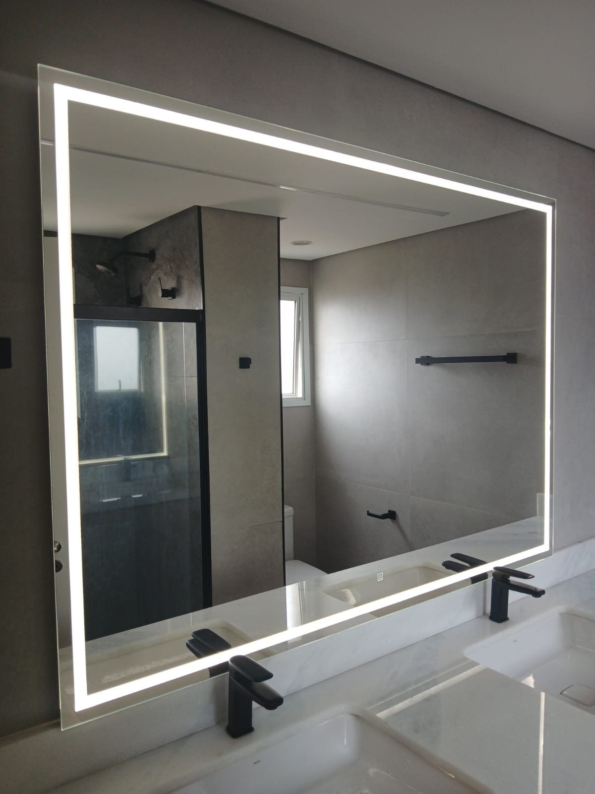Espelho LED com iluminação moderna