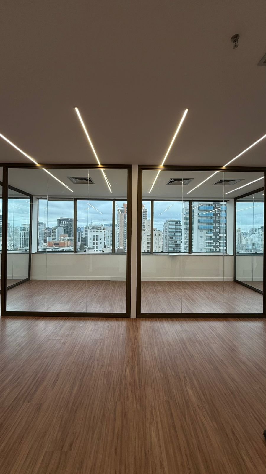 Escritório com divisórias de vidro