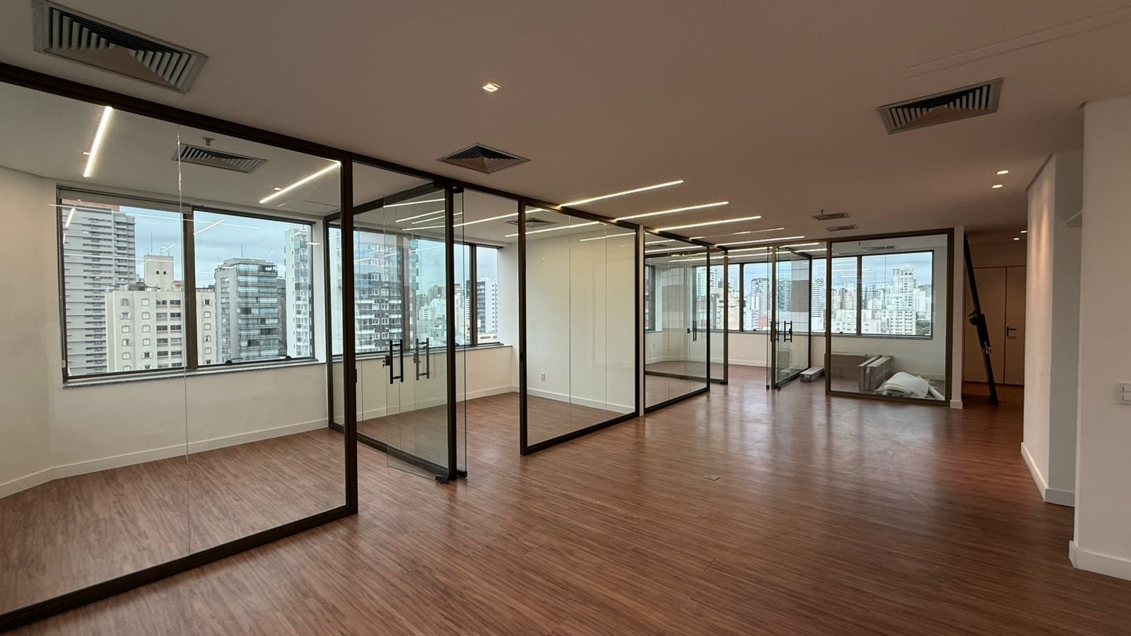 Escritório moderno com vidros